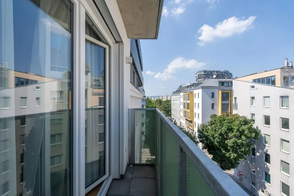 Image 2 of HM • Trendy 1BR, Direct City Access